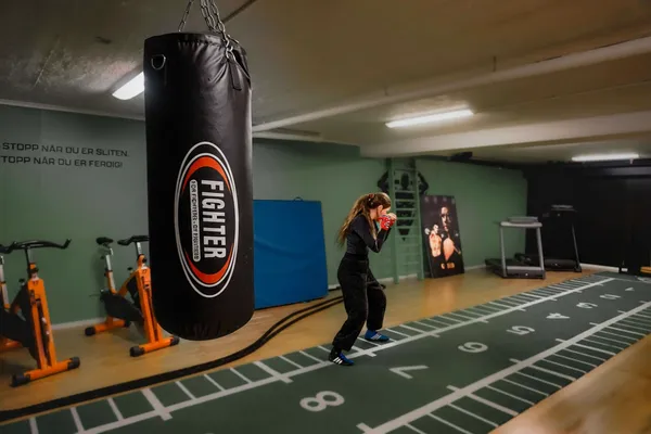 Trening med boksesekk i treningslokalet