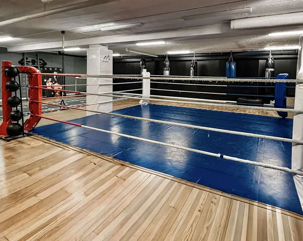 Bokseringen med blå matte og treningsutstyr