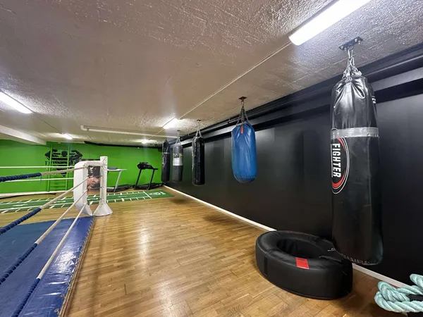 Boksesekker langs veggen i lokalet