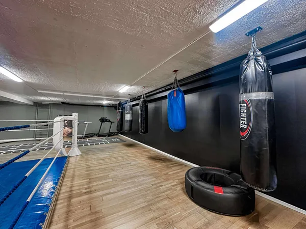 Boksesekker og treningsutstyr langs veggen